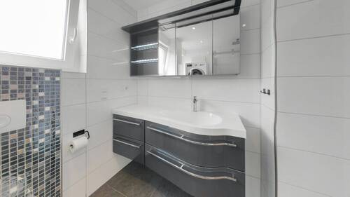 Badezimmer mit Tageslichtfenster - 