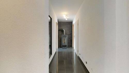 Flur mit Kamin - Etagenwohnung mit 97,40 m&sup2; in Kirchhain zum Kaufen