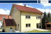 Blick auf die Immobilie - Großes Einfamilienhaus sucht große Familie für eine glückliche gemeinsame Zukunft
