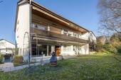 03 - Hausansicht und Garten - 