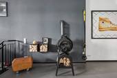 Wohnbereich mit freistehendem Kaminofen - Haus-im-Haus-Gefühl: Loft auf zwei Ebenen in Berlin-Friedrichshain