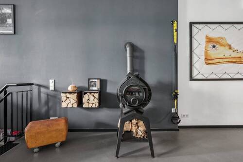 Wohnbereich mit freistehendem Kaminofen - Haus-im-Haus-Gefühl: Loft auf zwei Ebenen in Berlin-Friedrichshain