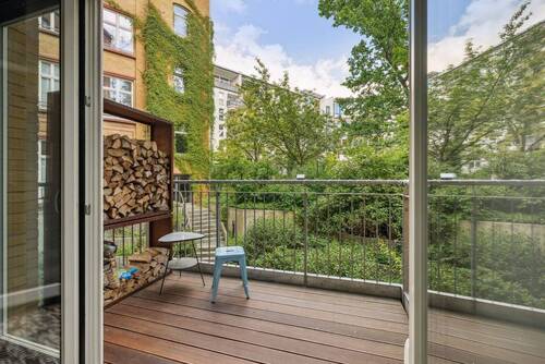 Blick vom Balkon in den grünen Hof - 