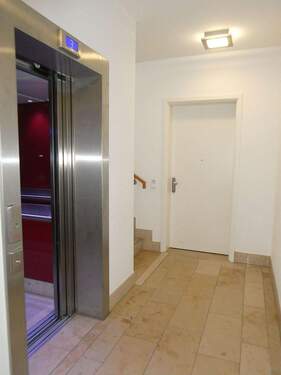 Fahrstuhl Wohnungseingang - Etagenwohnung mit 118,70 m&sup2; in Berlin zur Miete