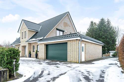 Garagenansicht aussen - 6 Zimmer Einfamilienhaus in Fockbek