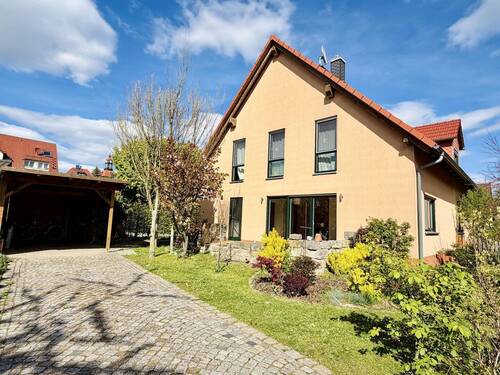 Einfahrt mit Carport - 4 Zimmer Doppelhaushälfte zum Kaufen in Moritzburg