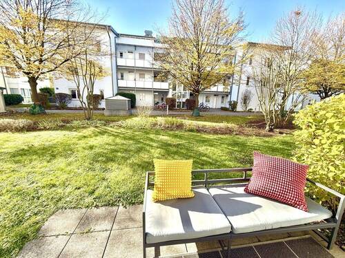 Der Blick von Ihrer Terrasse über Ihren Garten gen Westen - 3 Zimmer Etagenwohnung zum Kaufen in Regensburg