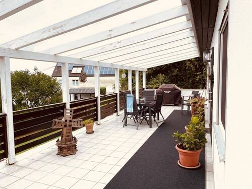 3. Terrasse und Hauseingang - 