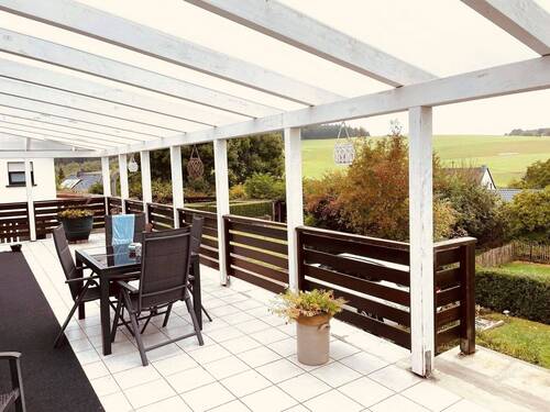 5. Terrasse und Hauseingang - 