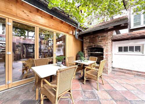 Romantischer Innenhof mit Außenkamin - Mehrfamilienhaus, Wohnhaus in Echzell