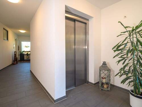 Fahrstuhl und Flur - 3 Zimmer Etagenwohnung in Sinsheim / Rohrbach