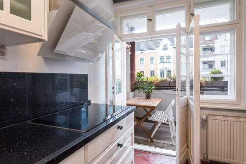 Küche mit Balkon - 5 Zimmer Etagenwohnung in Berlin