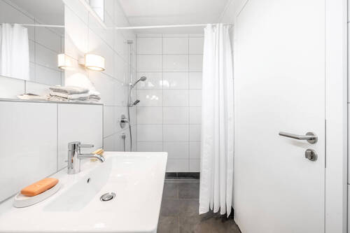 Bad mit Dusche - 