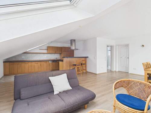 Wohnzimmer mit offener Küche - 3 Zimmer Etagenwohnung zum Kaufen in Fehmarn