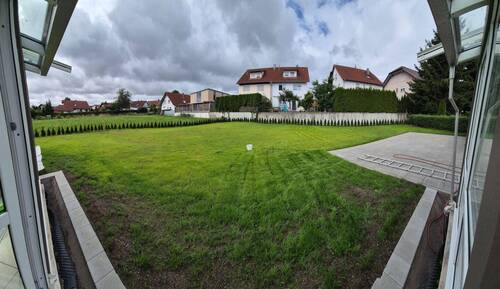 neu angelegter Rasen inkl. geräumiger Terrasse - 