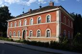 Foto: Rudolf Drasch - Großes Mehrfamilienhaus mit großem, z. T. baumbestandenem Garten, in Zentrumsnähe