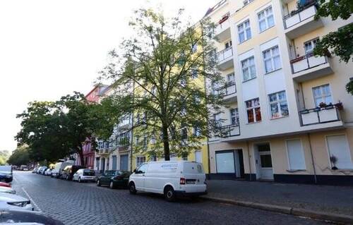 Blick in Straße - 1 Zimmer Etagenwohnung zum Kaufen in Berlin