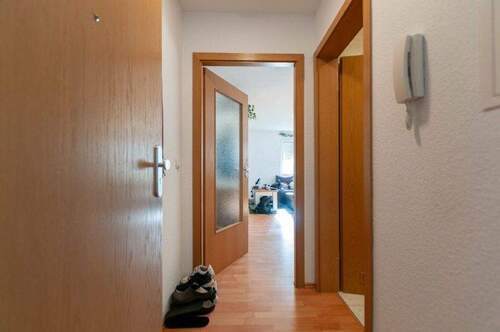 Wohnungstür Blickrichtung Diele und Wohnzimmer - 