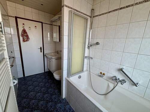 Wannenbad mit Fenster - 