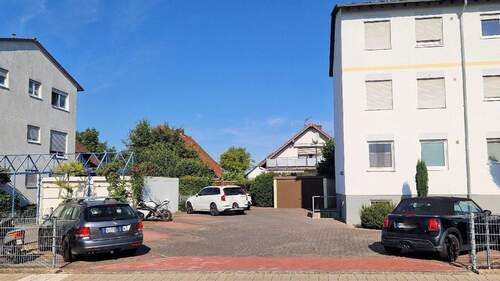 Hof und Stellplätze - 