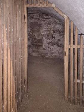 KG Gewölbeweinkeller mit Lehmboden b.jpg - 
