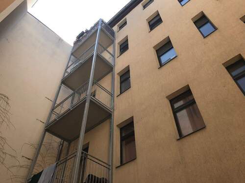 Ansicht vom Hof - 6 Zimmer Etagenwohnung in Halle (Saale)