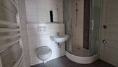 modernes Bad mit Dusche - 