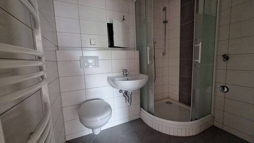 modernes Bad mit Dusche - 