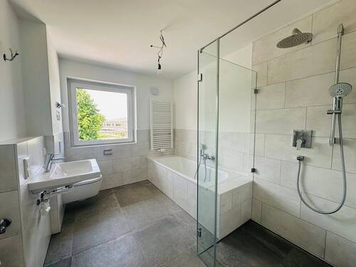 Bad - 4 Zimmer Etagenwohnung in Aying