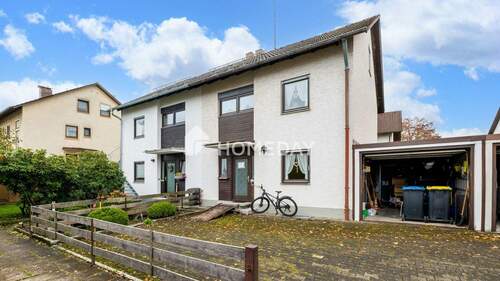 Außenansicht 1 - Großzügige Doppelhaushälfte mit Potenzial und Loggia in ruhiger Lage