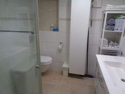 Bad mit Dusche und WC - 