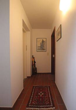 Eingangstür vis-à-vis Fahrstuhl - 