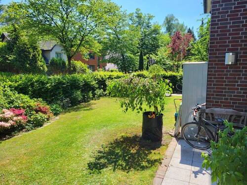 Garten mit grüner Hecke und viel Charakter - 