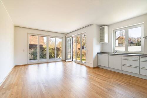 Großzügiger Wohnraum mit Blick auf die Terrasse - 3 Zimmer Etagenwohnung in Hamburg