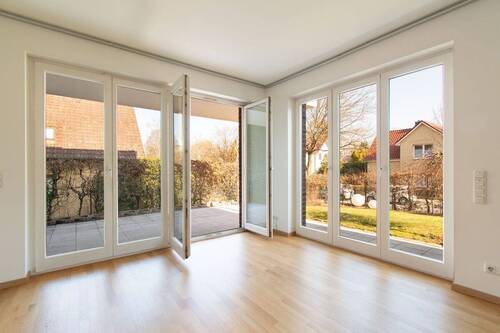 Einladender Wohnbereich mit Zugang zur Terrasse - Etagenwohnung mit 88,90 m² in Hamburg zum Kaufen