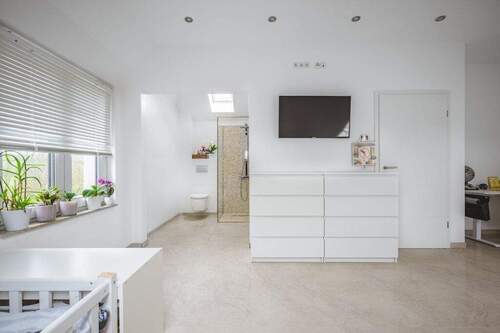 Dachstudio mit Blick ins Bad - 