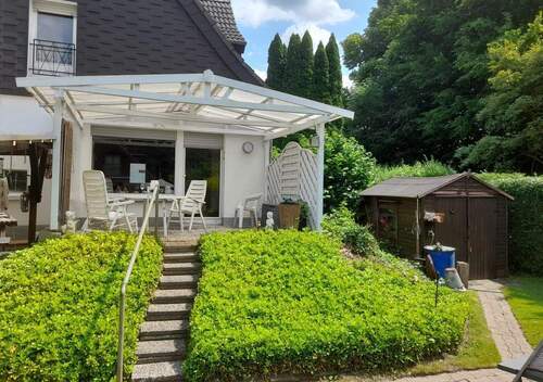 Überdachte Terrasse des vorderen Hauses - 