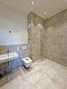 Modernes Bad mit bodengleicher Dusche - 