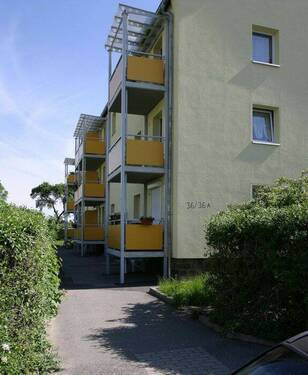 Hausansicht - Herzlich willkommen in Ihrer neuen Wohnfühlwohnung - frei ab August!