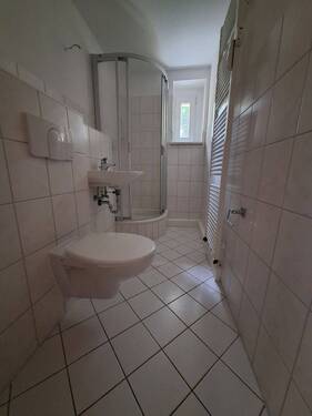 Bad mit Fenster und Dusche - 2 Zimmer Etagenwohnung in Bautzen