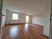 Wohnzimmer mit Austritt zum Balkon - Etagenwohnung mit 47,20 m&sup2; in Bautzen zur Miete