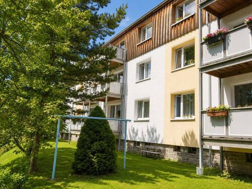 Hausansicht - Kurort Oberwiesenthal: Attraktive 3-Zimmer-Wohnung mit Balkon - ruhig und zentrumsnah