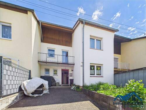 Titelbild - Gemütliches RMH mit 3 Balkonen, Garten, Aussicht und Potenzial im DG! Heizung 2015, Fenster 2013-15!