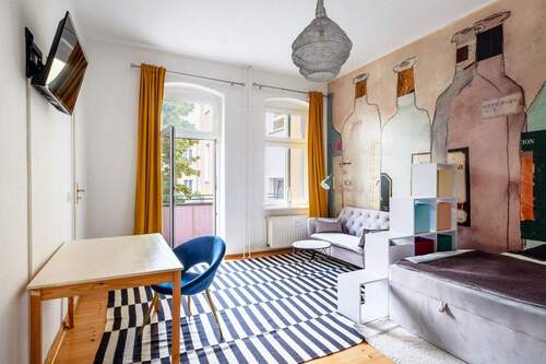 Wohn- und Schlafbereich - Frisch renoviert und voll möbliert: Kleine Wohnung in Friedrichshainer Kiezlage