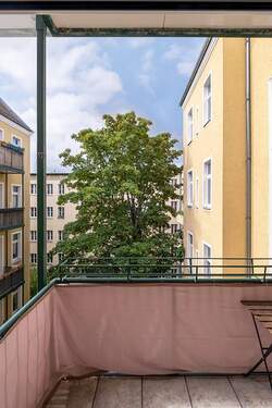 Balkon mit Blick in den Innenhof - Etagenwohnung mit 32,00 m² in Berlin zum Kaufen