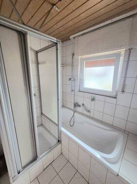 Badewanne Wohnung 1.jpeg - 7 Zimmer Einfamilienhaus in Gaggenau
