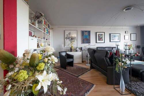 290_Wohnzimmer strahlt Ruhe und Sinn für das Schöne aus.jpg - Stilvoll modernisierte Wohnung im Kultobjekt 'Sonnenring'