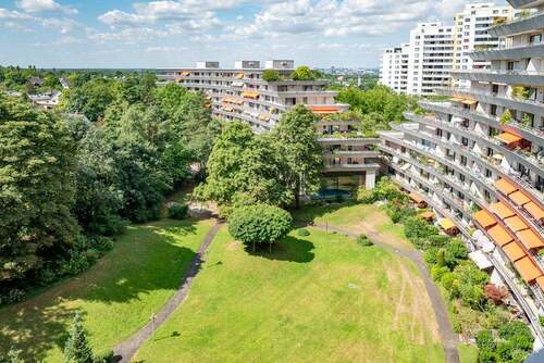 120_Blick in den Park der Anlage.jpg - 2 Zimmer Terrassenwohnung zum Kaufen in Frankfurt am Main