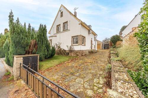 Hausansicht - Rarität im Dornröschenschlaf: freistehendes Einfamilienhaus in Dortmund- Syburg