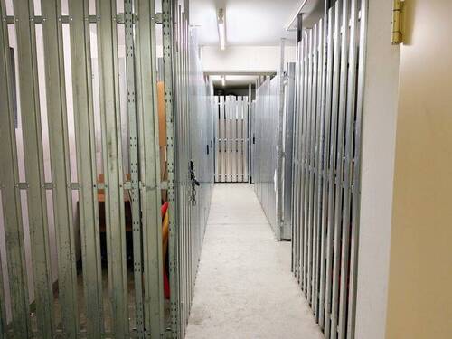 zur Wohnung gehört ein Kellerabteil - 